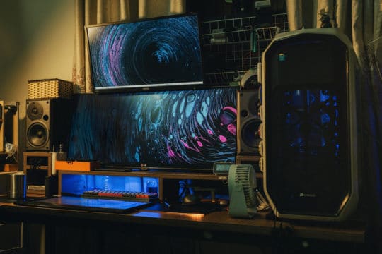 デスクトップ コンピューターのセットアップ PC ワークスペース ホーム オフィスの構築コスト