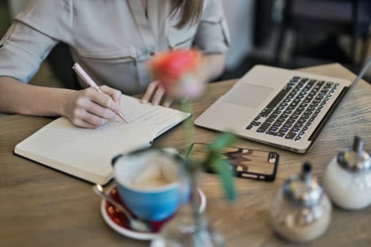 content-marketing-desk-laptop-note-lavoro-scrittura-articolo-blog