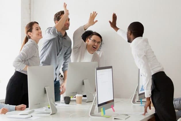 pertemuan-bisnis-konferensi-startup-perayaan-sukses-kantor-tempat kerja-ergonomi