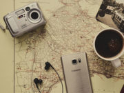 tecnología-gadgets-cámara-teléfono-auriculares-mapa-viajes