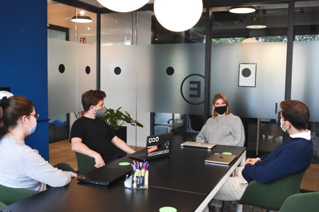 ufficio-affari-azienda-riunione-di-squadra-covid-maschera-lavoro
