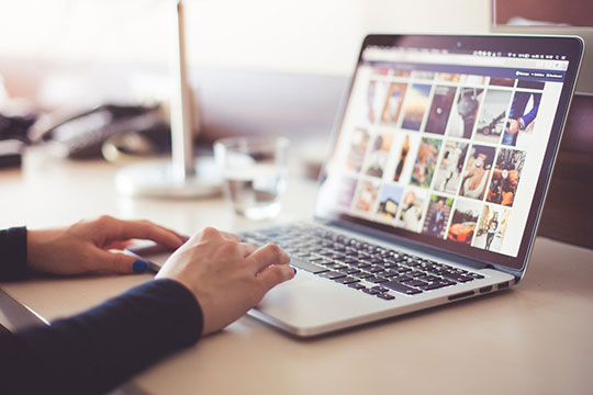 computer-scrivania-internet-laptop-macbook-foto-immagini-immagine-sito-web