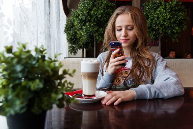 ragazza-adolescente-smartphone-chat-mobile
