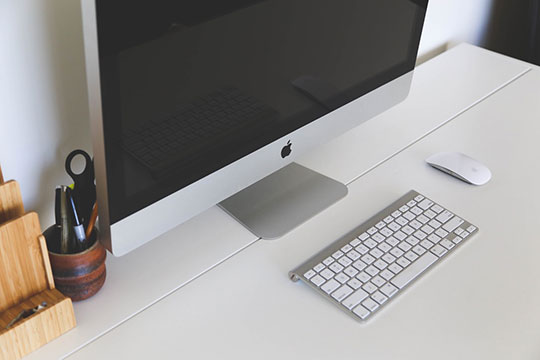 komputer stacjonarny Apple Mac - obszar roboczy biurka