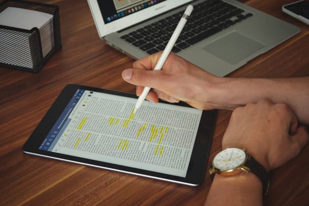интернет-работа-офис-стол-технологии-планшет-компьютер-ipad-apple-письмо