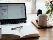 computer-laptop-scrivania-lavoro-ufficio-contenuto-scrittura-note-ricerca