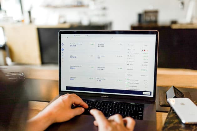 proiectare-dezvoltare-aplicații-software-SaaS-laptop-birou-de lucru