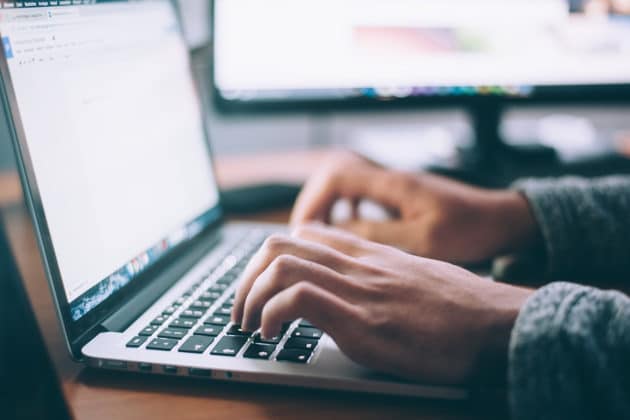 computer-laptop-software-aplicație-lucru-birou-tip-chat