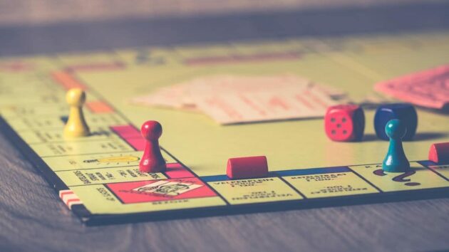 rencana-strategi-bisnis-permainan-papan-monopoli-klasik