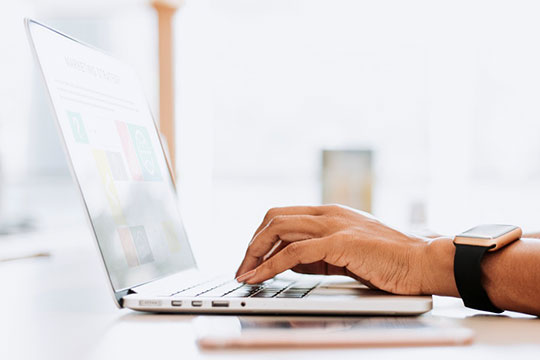 device-laptop-type-work-content-seo-marketing