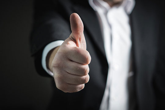 realizzazione-azienda-marketing-successo-pollice-su-vincere-conclusione