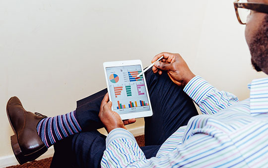 persona-uomo-business-grafici-report-record-tablet-smartphone