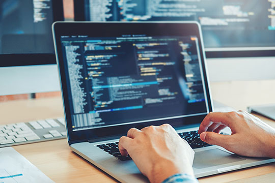 dizüstü-çalışma-masa-ofis-programlama-kod-geliştirici
