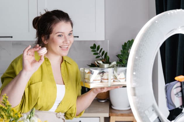 blogger-content-food-effecter-online-marketing-record-ring-light-social-media-video-vlog