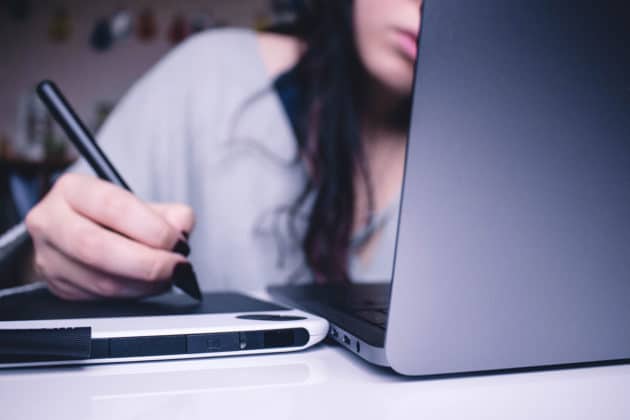 lavoro-impara-studente-corso-design-grafico-stilo-disegna-tablet-business-creativo