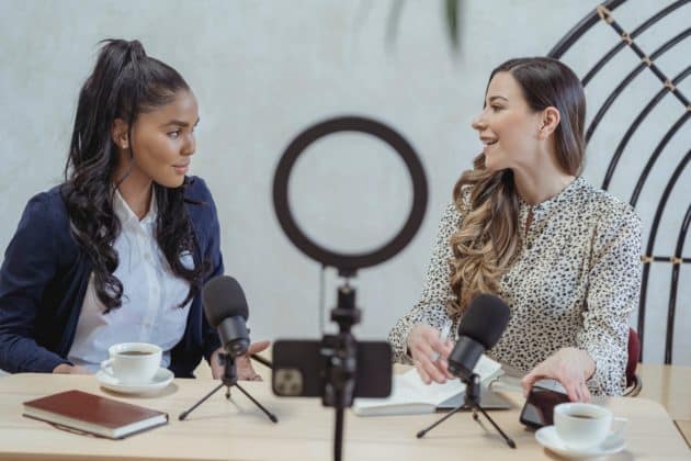 bloggers-broadcast-host-influencer-entrevista-podcast-social-media-vlog-video
