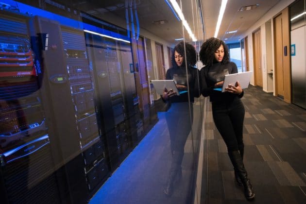 sprzęt-monitor-programista-serwer-oprogramowanie-inżynier-data-room