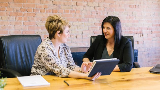 kantor-team-meeting-human-resource-hr-management-workspace