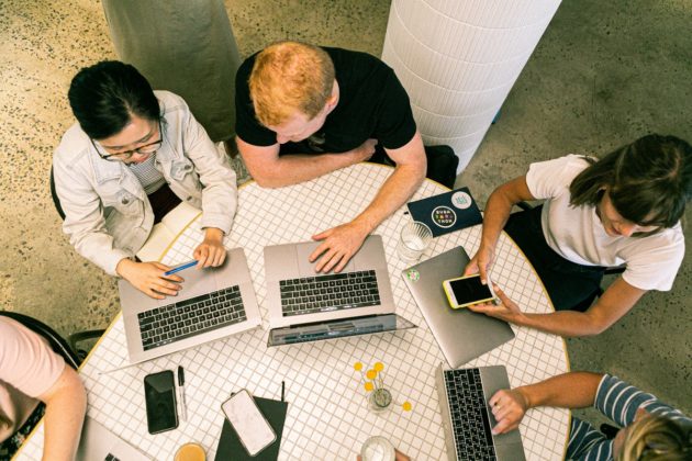 kerjasama bisnis-rekan kerja-pemasaran-digital-diskusi-rapat-kantor-riset-startup-tim-jam-strategi