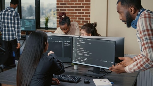 นักพัฒนา-coders-programming-team-work-office