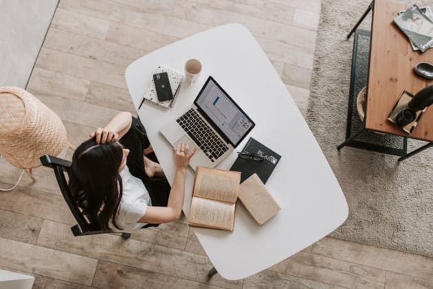desk-laptop-work-office-meeting-learning-knowledgebase-software-technology-trends
