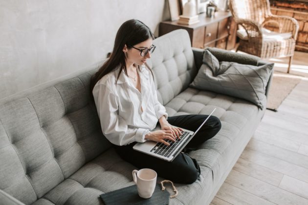 Naviguer-Internet-Données-Entrepreneur-Freelance-Job-Laptop-Online-Remote-Work