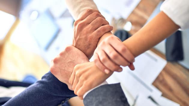 lavoro di squadra-collaborazione-vittoria-motivazione-celebrazione