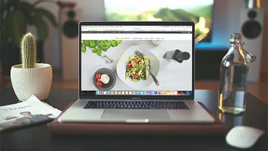 Website-Blog-E-Commerce-Laptop-Schreibtisch-Arbeit-Internet-Design-Entwicklung