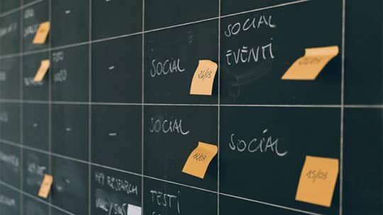 tableau-de-notes-de-médias-sociaux-épingle-horaire