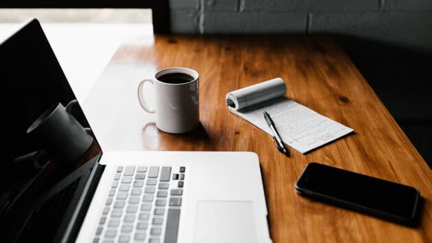 escritorio-oficina-laptop-trabajo-plan-negocio