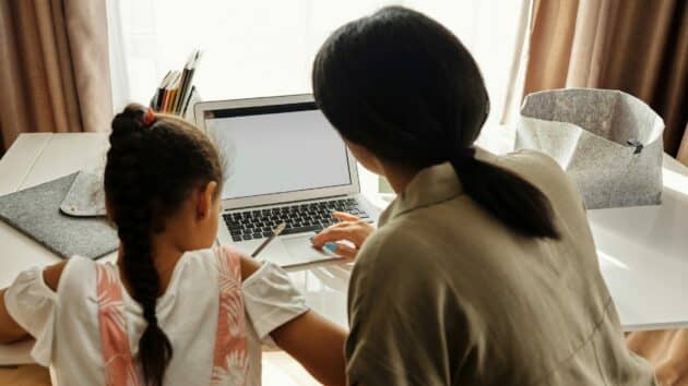 online-învăţare-educaţie-curs-clasă