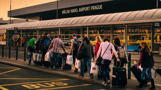 antrean-gerbang-terminal-keamanan-pos pemeriksaan bandara