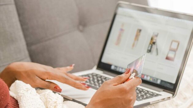 ecommerce-website-online-shopping-pago-tarjeta-de-crédito