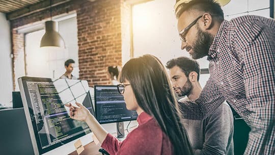 design-desenvolvimento-trabalho-escritório-equipe-funcionário-discutir
