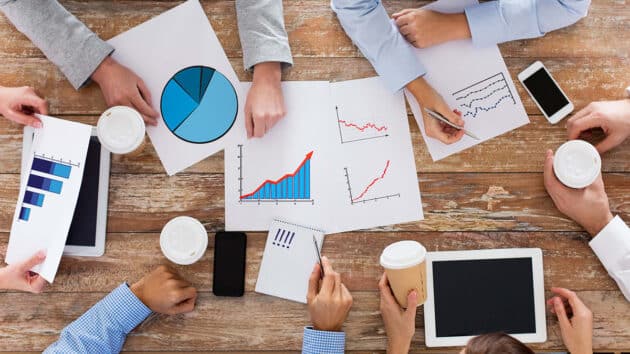 empresários-estatísticas-empresa-reunião-equipe-análise