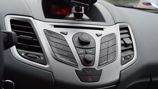 carro-veículo-painel-interior-som-áudio-rádio