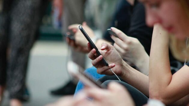 Bagaimana seseorang dapat mengidentifikasi risiko privasi dan keamanan media sosial?