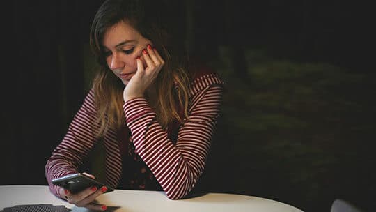 Bagaimana remaja dapat mengidentifikasi risiko privasi dan keamanan media sosial?