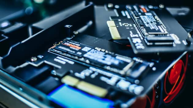 جهاز كمبيوتر - رقاقة إلكترونية - وحدة المعالجة المركزية - بيانات - SSD - محرك تخزين
