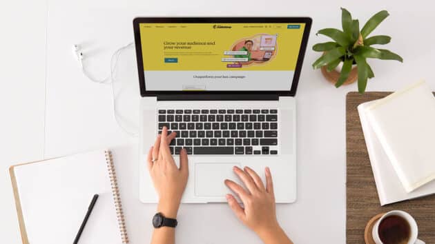 mailchimp-email-marketing-โต๊ะทำงาน-สำนักงาน-แล็ปท็อป