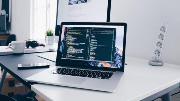 Software-Entwicklung-Programmierung-Codierung-Arbeitsplatz-Büro