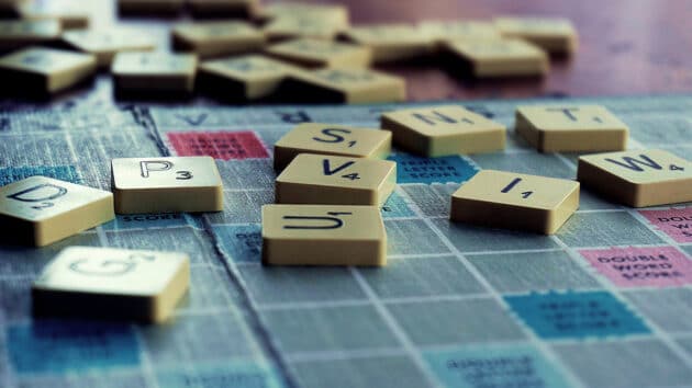 lavagna-parola-lettere-gioca-a-scarabeo-giochi-di-ortografia-riordinare-aiuta-il-cervello