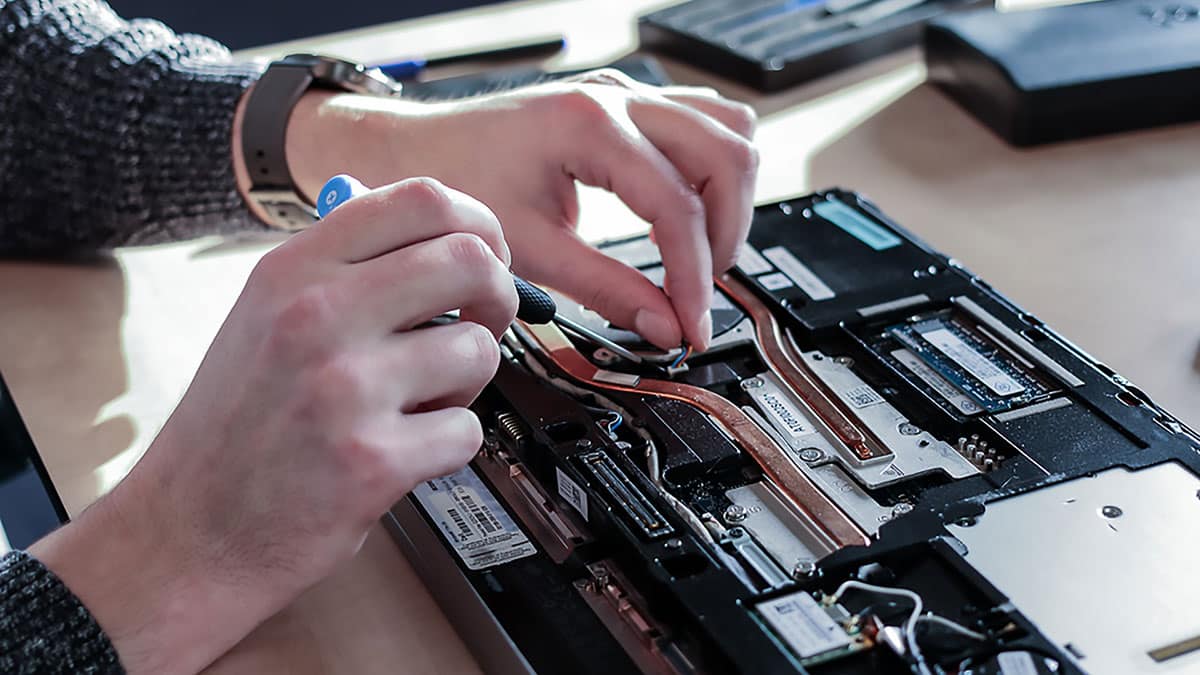 computer-tecnico-di-riparazione-sistema-circuito-scheda-madre-computer