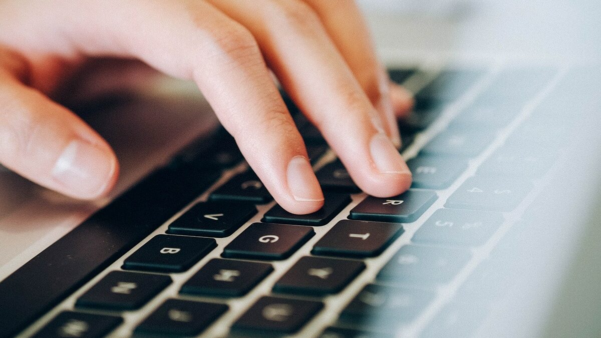laptop-tastiera-digitazione-scrittura-internet-lavoro