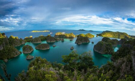 Sun, Sea, and Sail: Luxurious Liveaboard Escapes di Indonesia