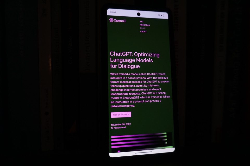 Un articol despre ChatGPT pe ecranul unui telefon