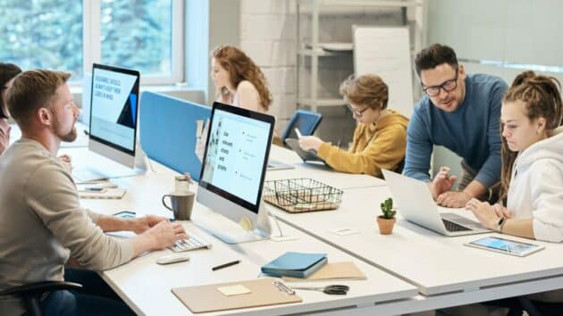 tim bisnis-meja-karyawan-kantor-kerja