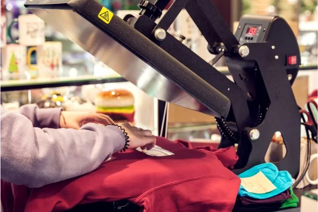 Del logotipo al estilo de vida: aprovechamiento de la impresión de camisetas personalizadas para un marketing comercial eficaz