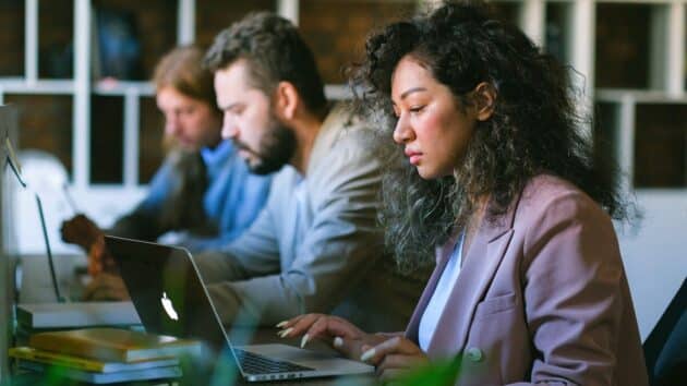 Afaceri-Companie-Corporate-Cowork-Desk-Develop-Angajat-Office-Echipă