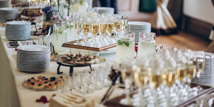 serviços de catering fornecidos em uma mesa